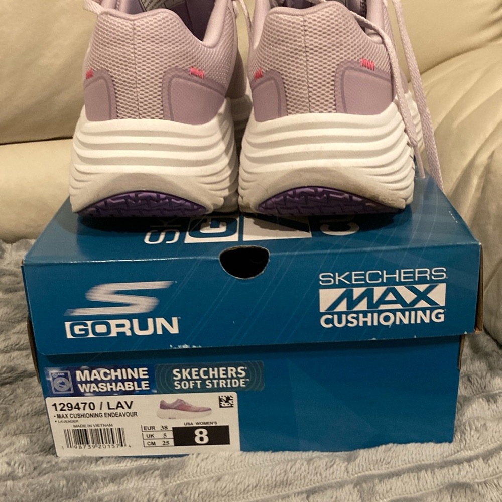Sketchers Max Cushioning Endeavor Go Run (Lav size 8)